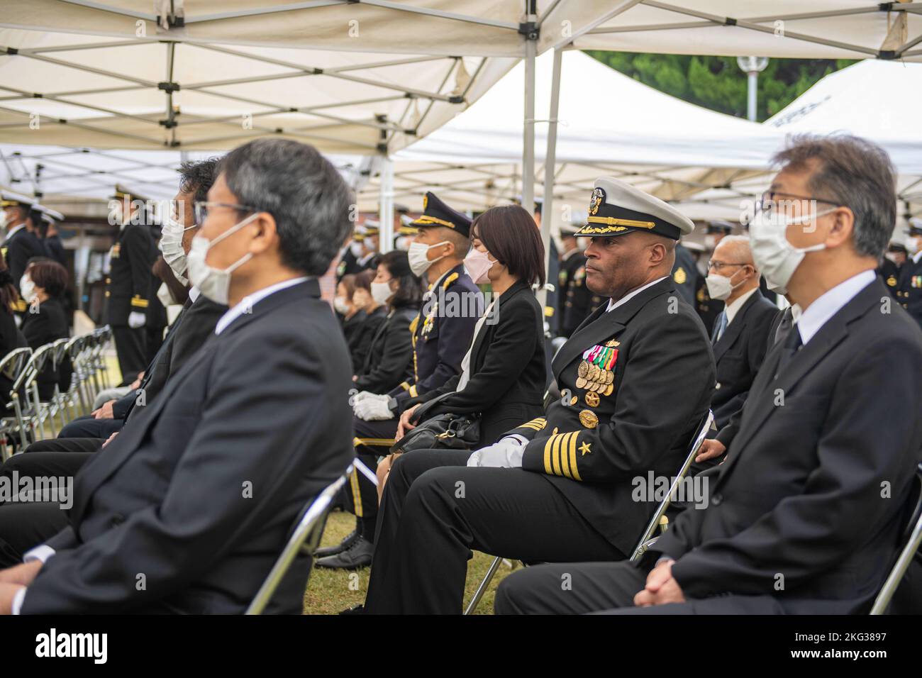 Il capitano David Adams, Comandante, Fleet Activities Sasebo, partecipa a una cerimonia al cimitero di Higashiyama Park 27 ottobre 2022. La cerimonia annuale è stata tenuta dal Distretto giapponese della forza marittima di autodifesa Sasebo per commemorare i membri del JMSDF che sono morti in linea di dovere. Foto Stock