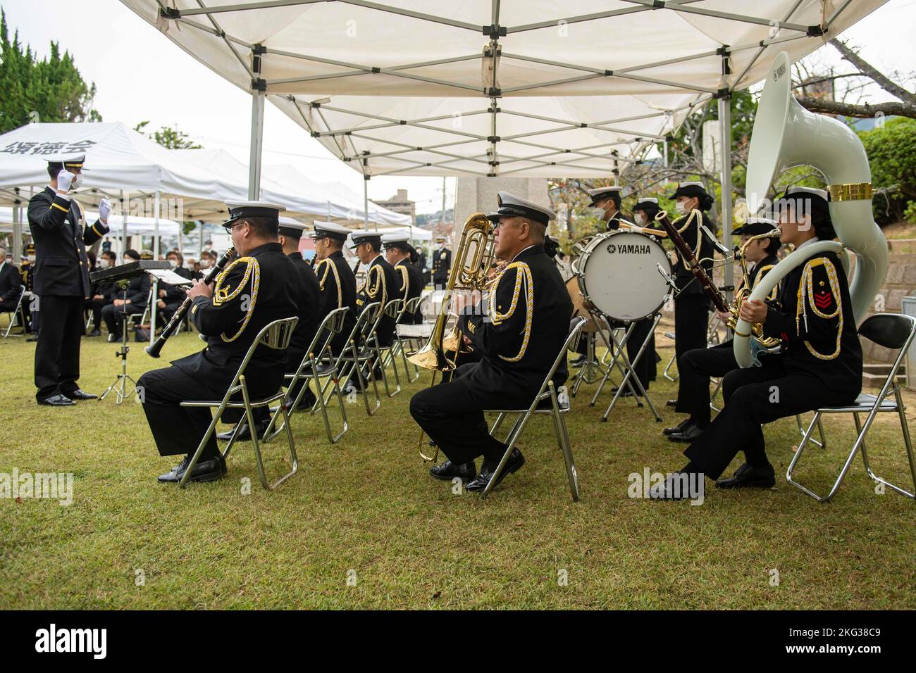 I membri della band Japan Maritime Self Defense Force (JMSDF) suonano musica durante una cerimonia al cimitero di Higashiyama Park, il 27 ottobre 2022. La cerimonia annuale è stata tenuta dal Distretto giapponese della forza marittima di autodifesa Sasebo per commemorare i membri del JMSDF che sono morti in linea di dovere. Foto Stock