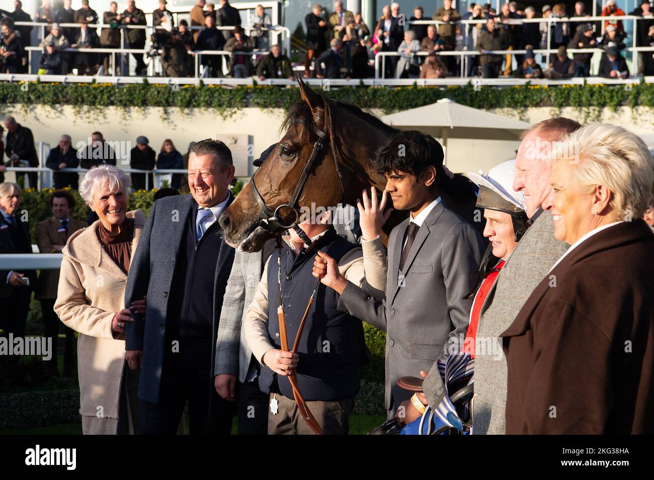 Ascot, Berkshire, Regno Unito. 19th Novembre 2022. Horse Goshen guidato dal jockey Jamie Moore vince la Coral Hindle Race alle corse Ascot. Proprietario Steven Packham. Allenatore Gary Moore, Horsham. Allevatore Christophe Toulorge. Sponsor K M Elite Products Ltd. Credito: Maureen McLean/Alamy Foto Stock