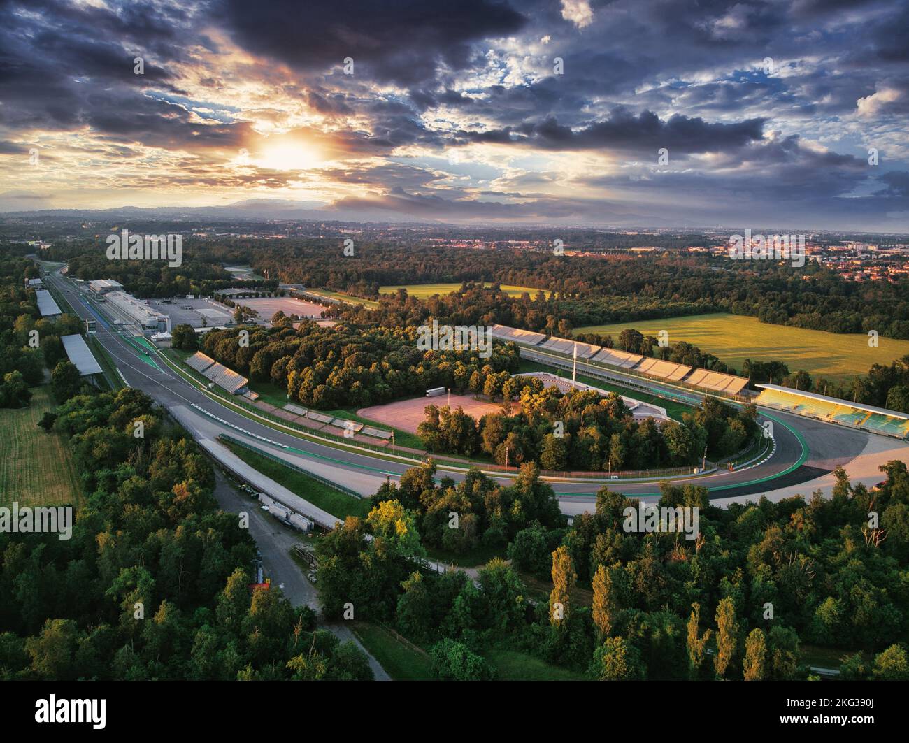 Un drone di F1 circuito di gara circondato dal verde durante il tramonto a  Monza, Italia Foto stock - Alamy