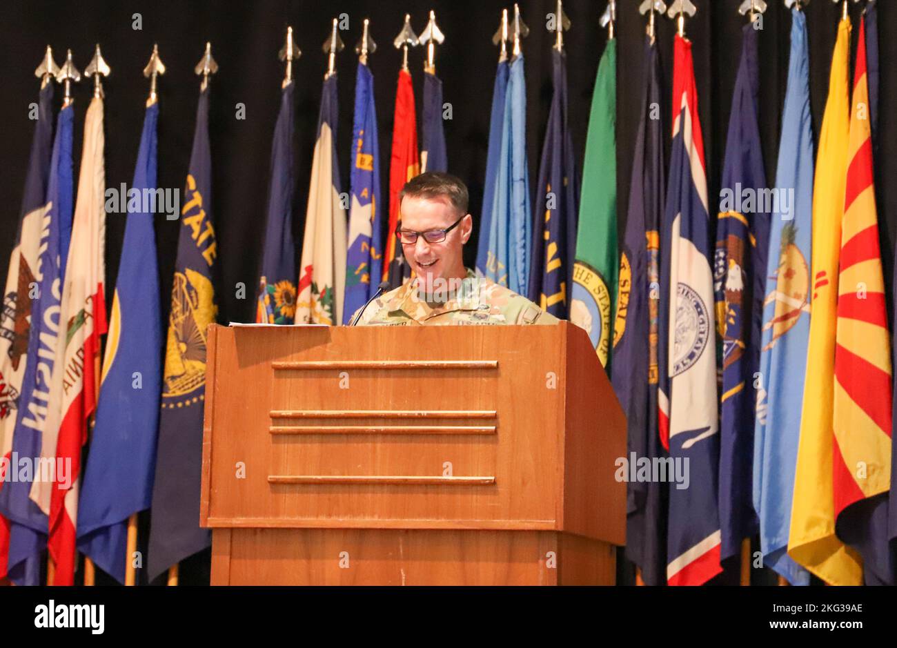 Christopher Stauder, comandante entrante della Cyber Protection Brigade, si rivolge alla “Hunter Brigade” e agli ospiti durante la cerimonia di cambio di comando della CPB a Fort Gordon, Georgia, 27 ottobre 2022. (Foto di Shatara Riis) Foto Stock