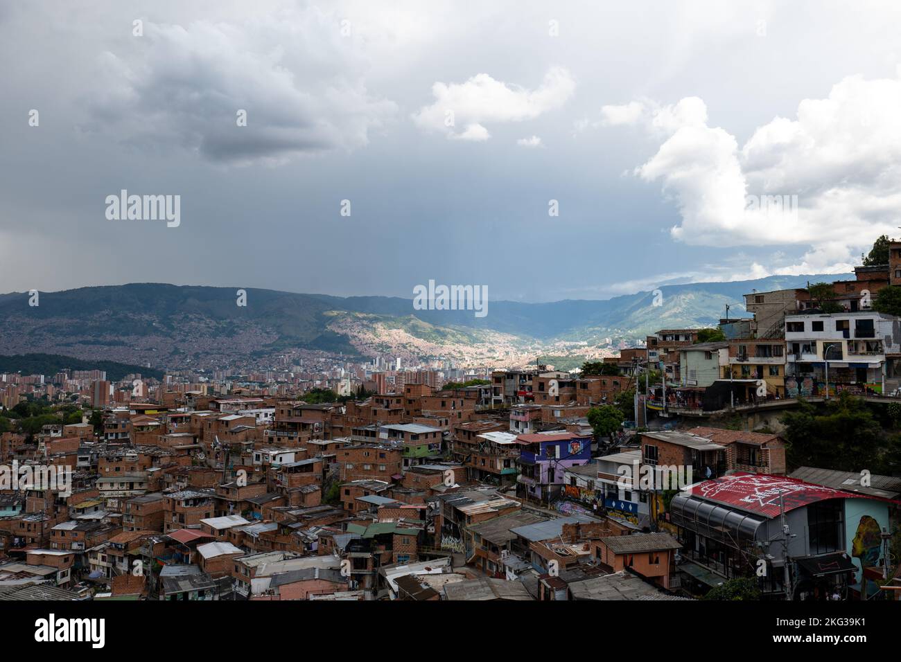 Medellin, Antioquia, Colombia - Settembre 13 2022: Vista della parte settentrionale della città da Comuna 13 Touristic Cultural Historical Neighborhood in Foto Stock
