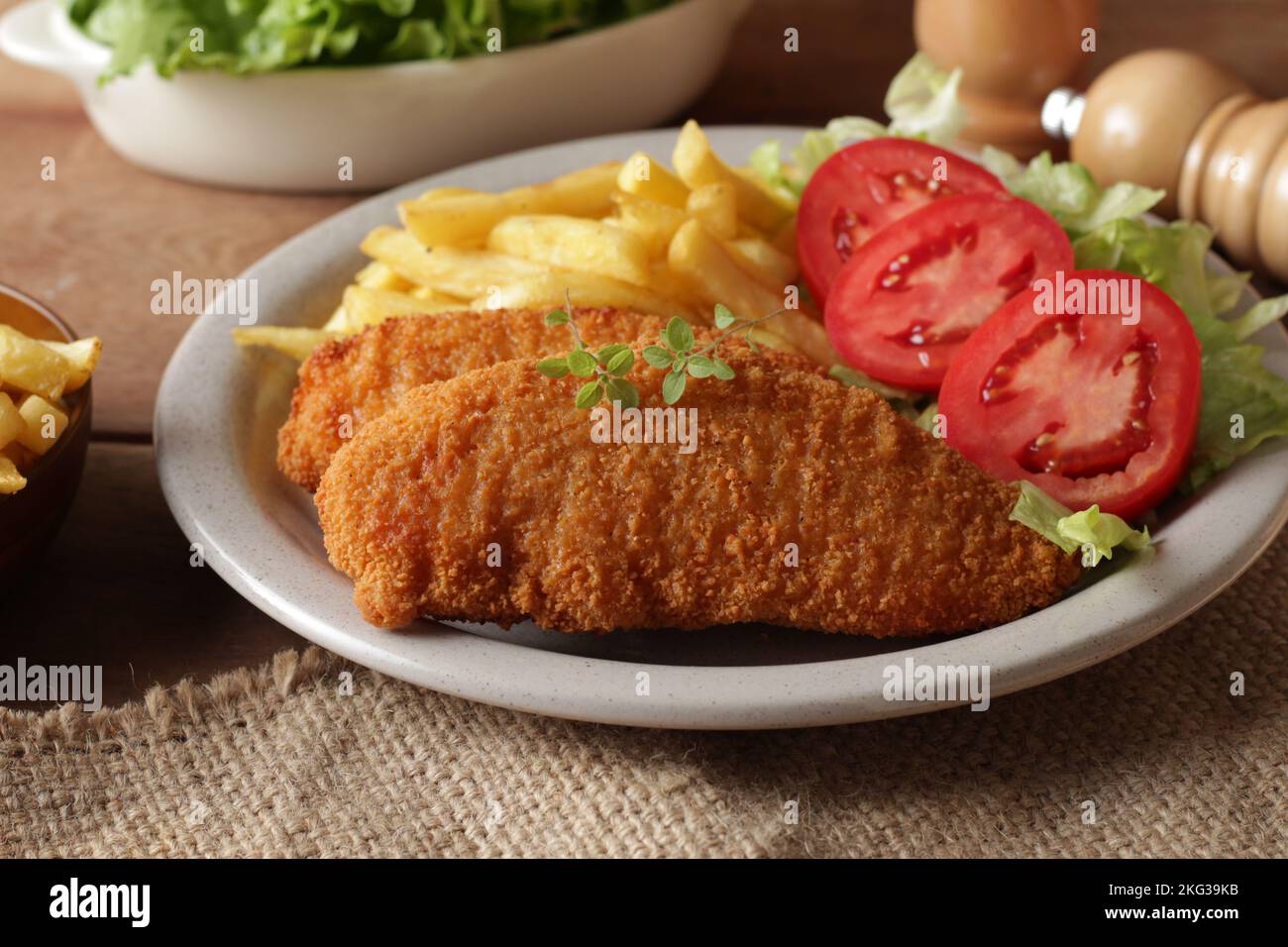 Piatto milanese, insalata e patatine fritte Foto Stock