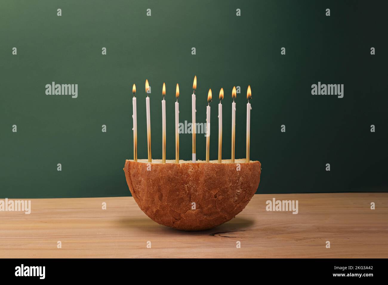 Pane creativo Menorah Hanukkah su un tavolo di legno. Foto Stock
