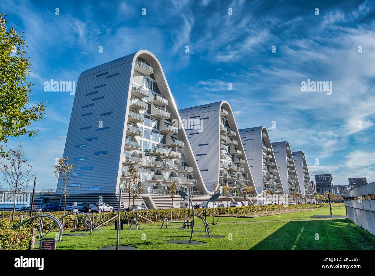 Gli iconici appartamenti Wave a Vejle presso il fiordo, Danimarca Foto Stock