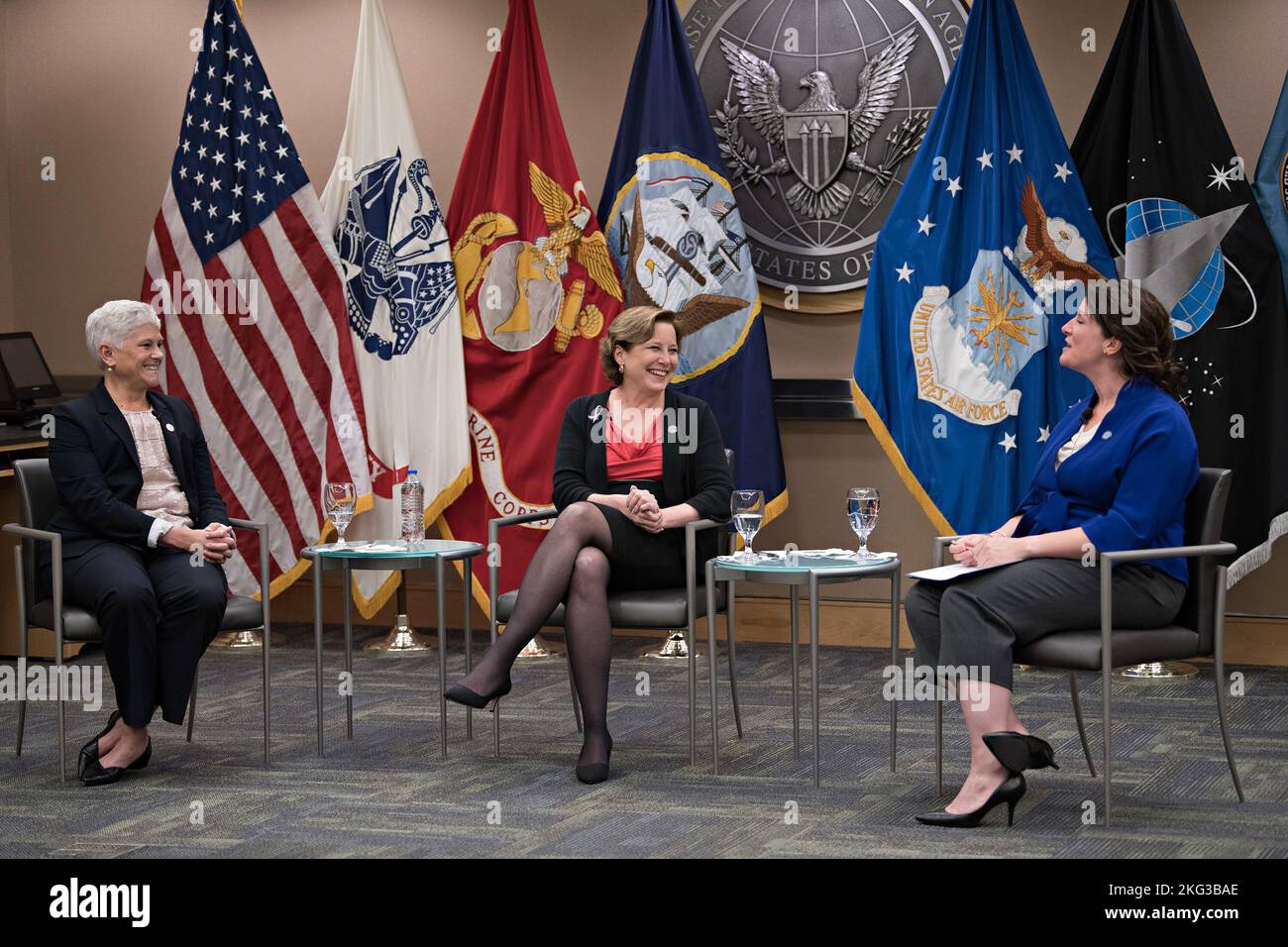 Campagna di benessere emotivo – Gruppo leader senior discussione con ASD Rosenblum e il Direttore Hersman. Onorevole Deborah Rosenblum ASD (BCN), Segretario della Difesa per il programma di Difesa nucleare, chimica e biologica. Sig.ra Rebecca K.C. Hersman, Direttore dell'Agenzia per la riduzione delle minacce alla difesa. Agenzia per la riduzione delle minacce alla difesa, Fort Belvoir, Virginia, 10–27-2022. Alcune parti di questa immagine sono state mascherate per motivi di sicurezza. Foto Stock