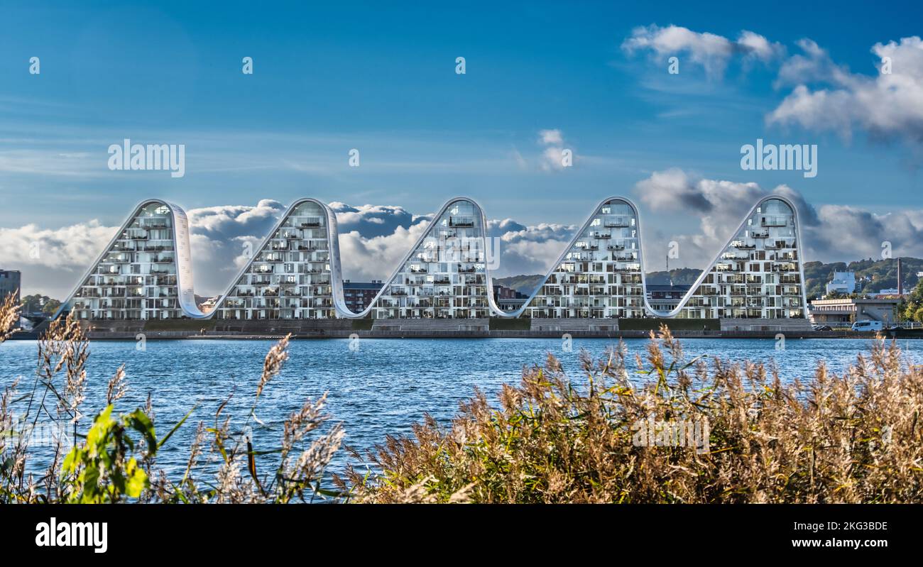 Gli iconici appartamenti Wave a Vejle presso il fiordo, Danimarca Foto Stock