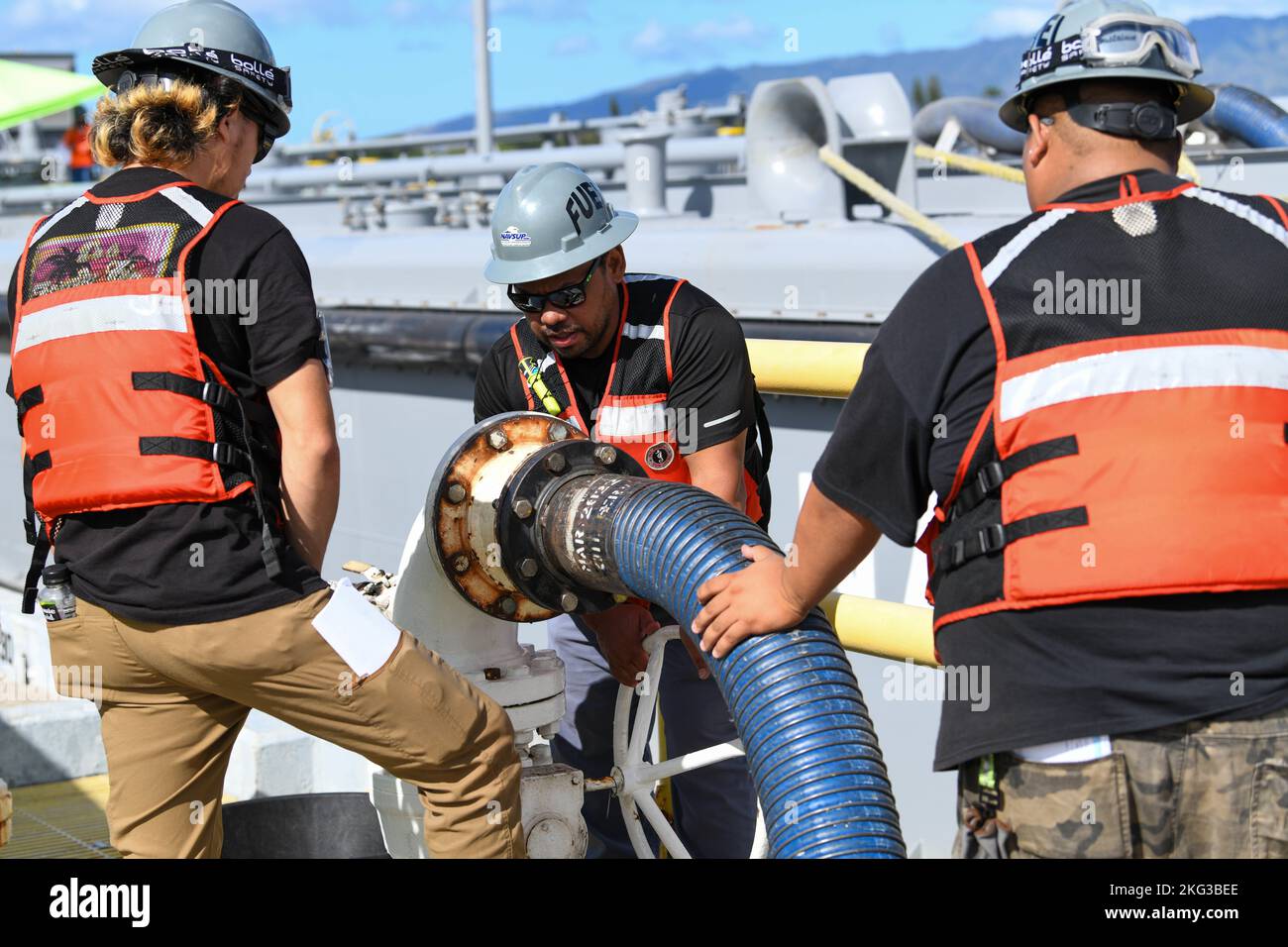 Naval Supply Systems Command Fleet Logistics Center Pearl Harbor i lavoratori del sistema di distribuzione del combustibile girano una valvola per iniziare a disimballare F76 gasolio marino durante un'operazione di disimballaggio a bordo della base comune Pearl Harbor-Hickam (JBPHH), Hawaii, 27 ottobre 2022. L'operazione di disimballaggio rimuoverà circa un milione di galloni di carburante dalle tre tubazioni del carburante principali che collegano l'impianto di stoccaggio del carburante alla rinfusa (RHBFSF) di Red Hill ai punti del carburante sul JBPHH. JTF-RH è stato istituito dal Dipartimento della Difesa per garantire la dealimentazione sicura e rapida del RHBFSF. Foto Stock