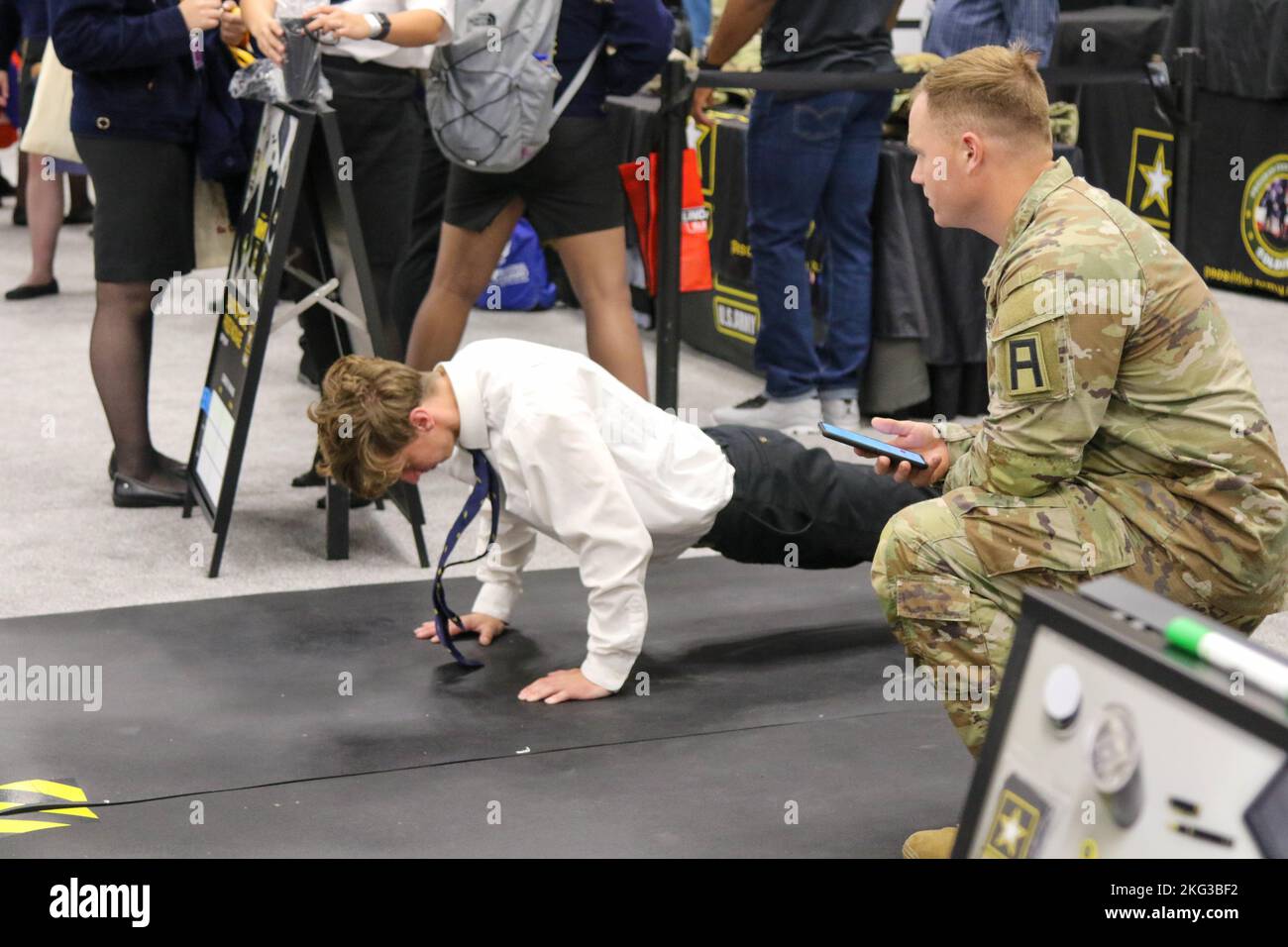 Il personale dell'esercito degli Stati Uniti Sgt. Brayton Barkdull, un allenatore/allenatore osservatore assegnato a 157th Brigata di Fanteria, prima Divisione Esercito Est, conta i tiri per uno studente che prende la sfida di fitness dell'esercito durante il 95th° Annual Future Farmers of America Expo presso l'Indianapolis Convention Center, Indianapolis, NELL'ottobre 27, 2022.The NFFA Expo è stato il luogo perfetto per l'esercito degli Stati Uniti per informare i giovani d'America sulle opportunità militari. Foto Stock