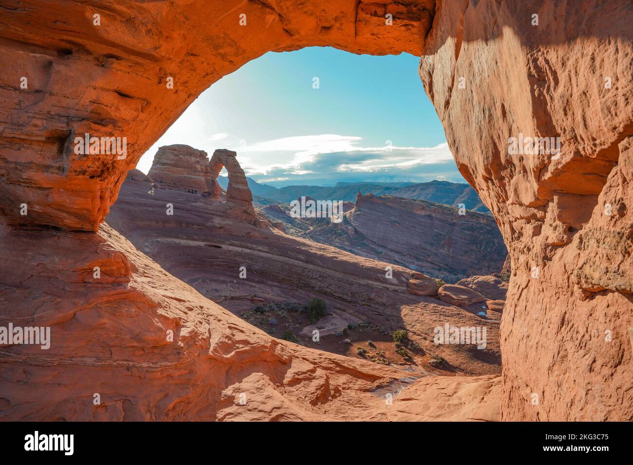 Arco Parco Nazionale Framing delicate Arch sullo sfondo Foto Stock