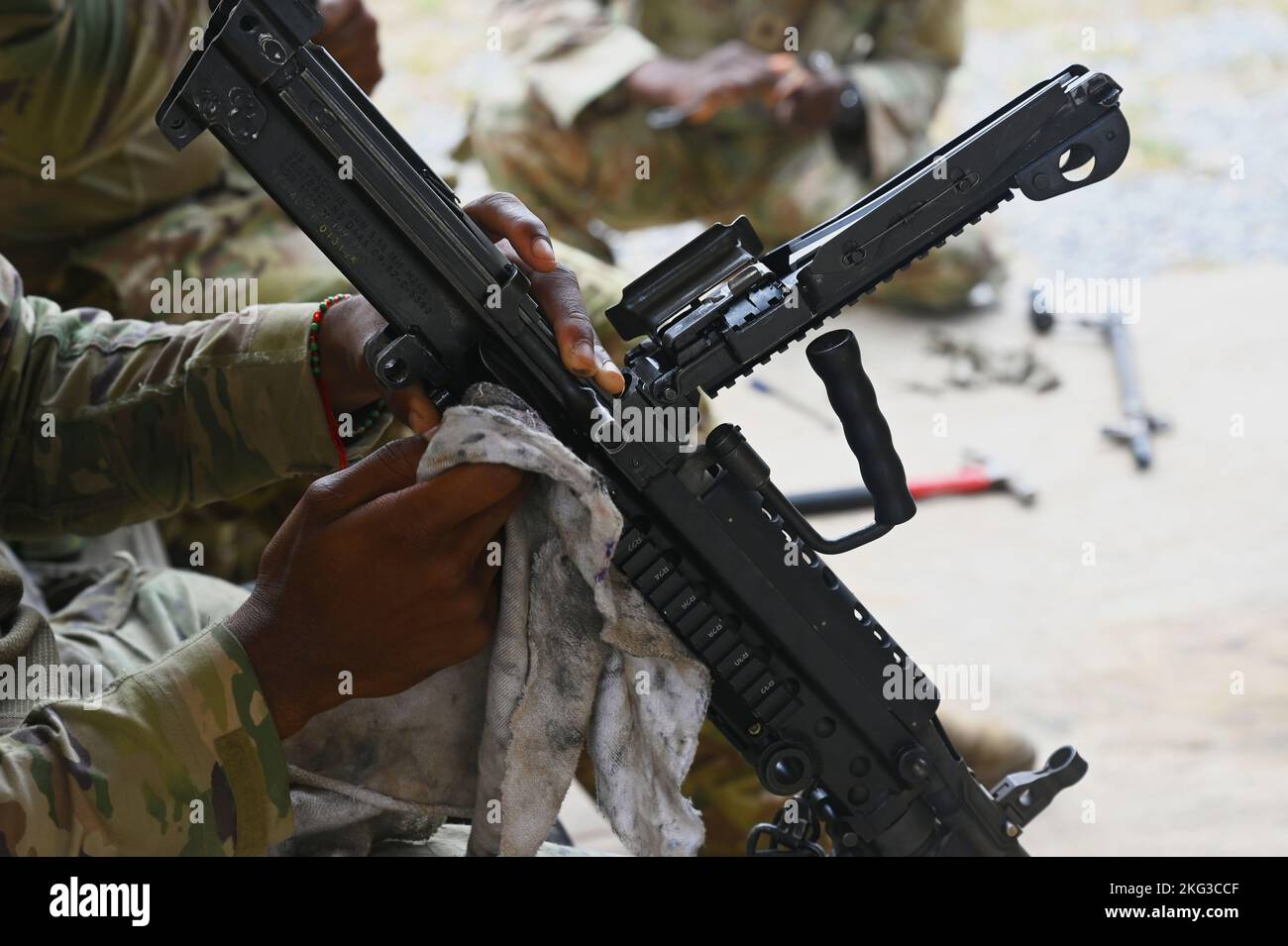 Soldati dell'esercito degli Stati Uniti dalla compagnia di Bravo 169th Fanteria, 1st Platoon, puliscono le loro armi a Manda Bay, Kenya, 27 ottobre 2022. Un aumento della frequenza e della gamma di pattuglie aiuta a contrastare la persistente minaccia dell'estremismo violento. Foto Stock