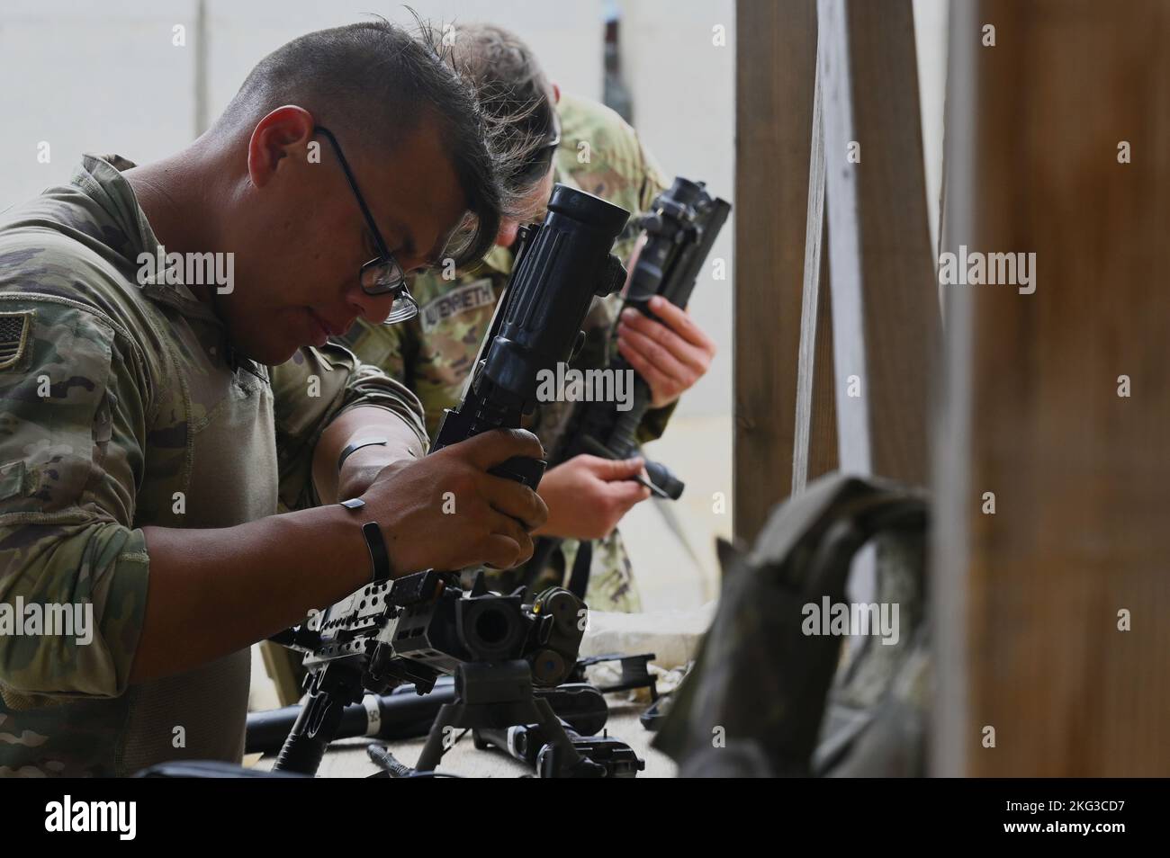 Soldati dell'esercito degli Stati Uniti dalla compagnia di Bravo 169th Fanteria, 1st Platoon, puliscono le loro armi a Manda Bay, Kenya, 27 ottobre 2022. Un aumento della frequenza e della gamma di pattuglie aiuta a contrastare la persistente minaccia dell'estremismo violento. Foto Stock