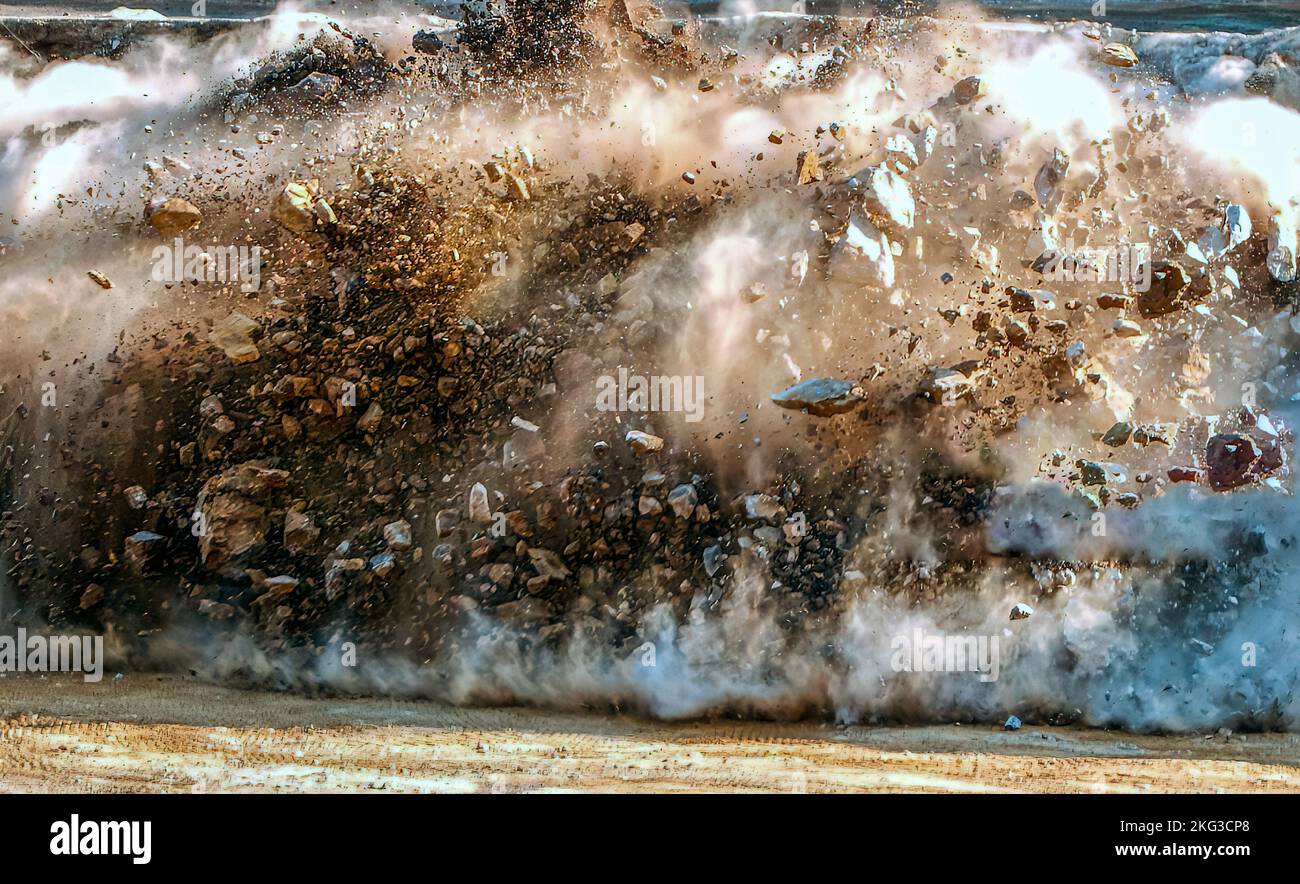 Nuvole di polvere e particelle di roccia durante la sabbiatura estrema del denotatore nel cantiere dell'Oman Foto Stock