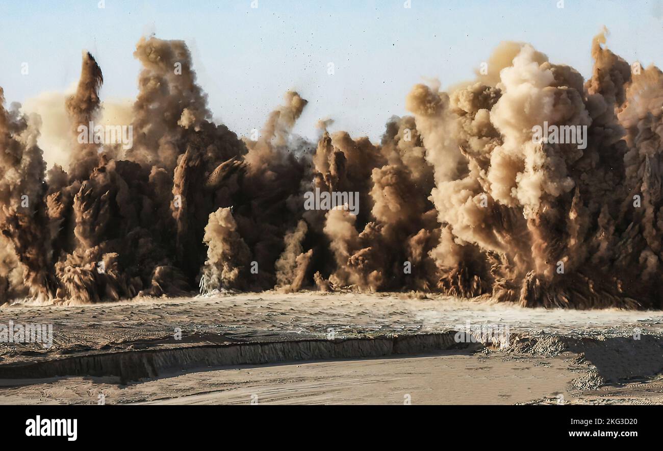 Tempesta di polvere dopo la sabbiatura del detonatore sul cantiere edile nel deserto arabo Foto Stock
