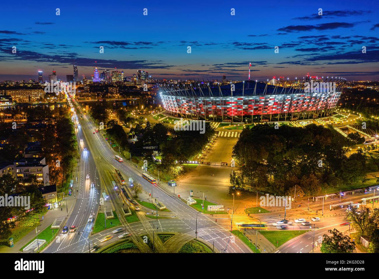Panorama di Varsavia al crepuscolo, stadio nazionale e centro città sotto il cielo blu scuro sulla città, paesaggio aereo dei grattacieli di Varsavia e nazionale Foto Stock