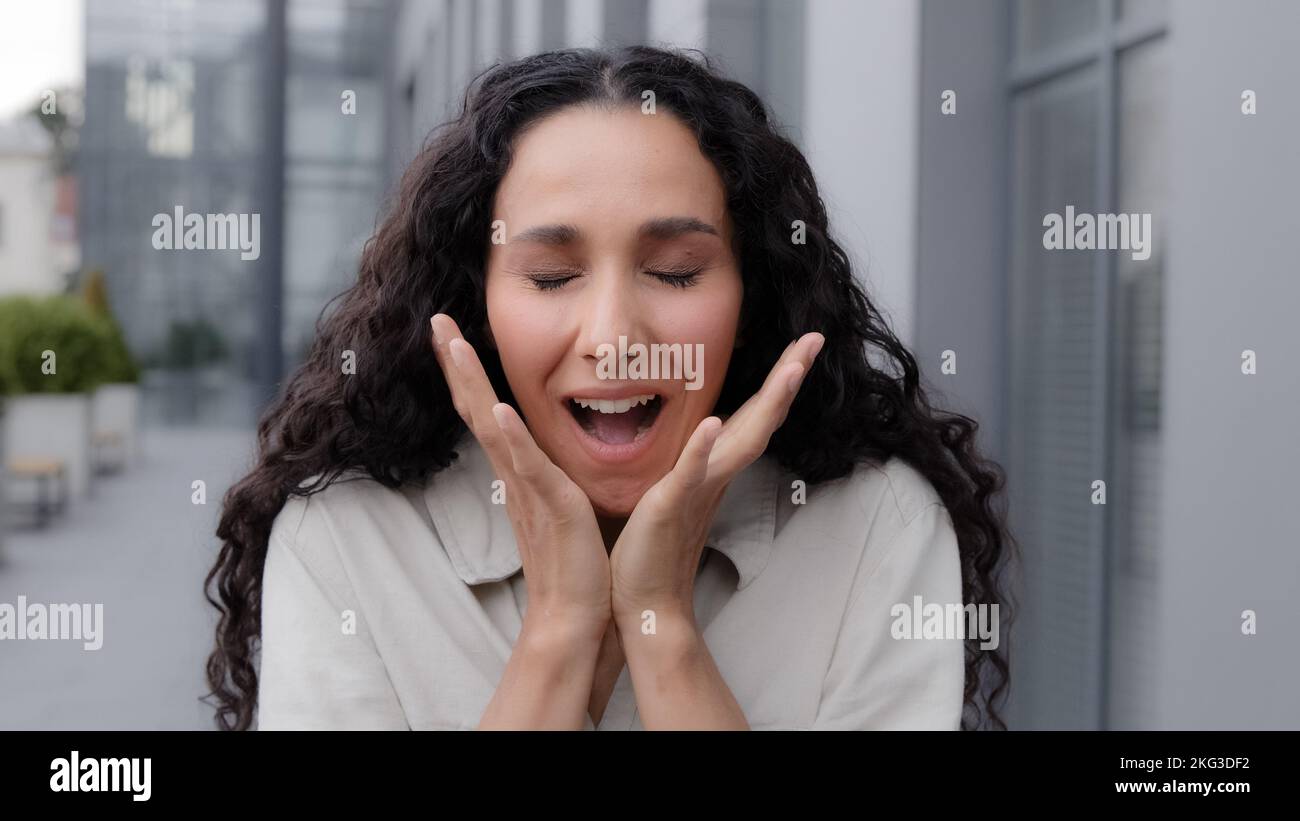 Primo piano Oh mio dio wow femmina reazione facciale. Stupito eccitato scioccato meraviglia ragazza caucasica donna alzando le mani in sorpresa incredibile notizia vittoria Foto Stock