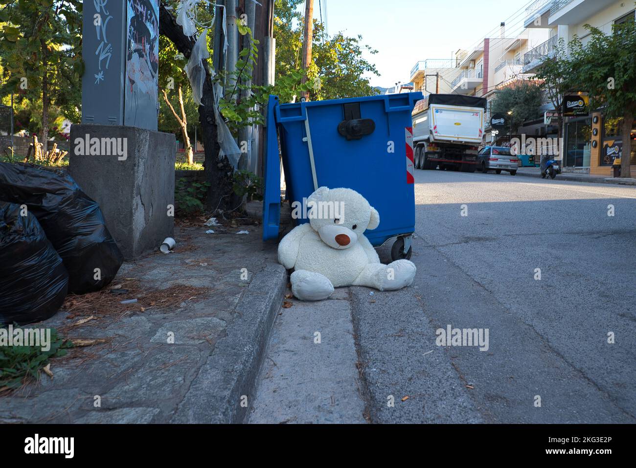 giocattolo del bambino gettato nel cestino Foto Stock