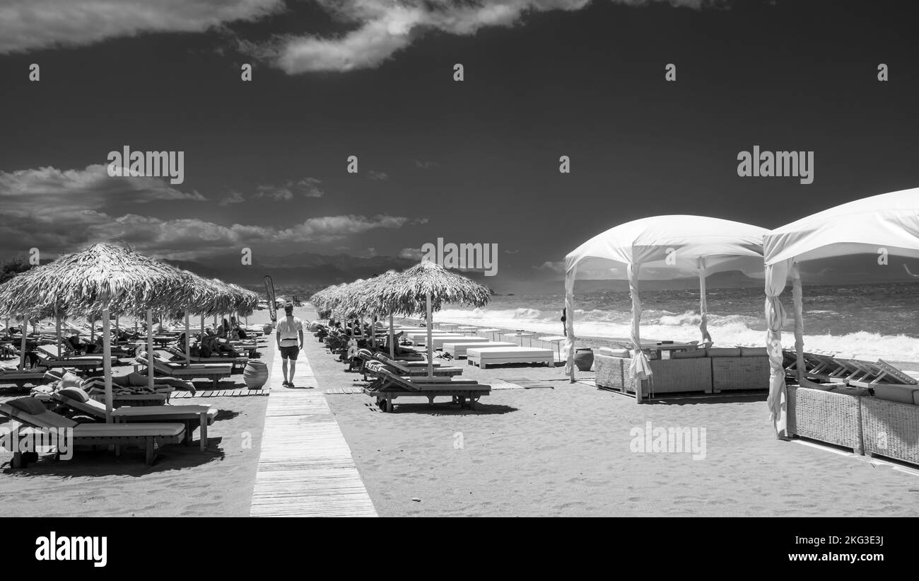 Una foto in scala di grigi di una spiaggia a Creta, Grecia Foto Stock