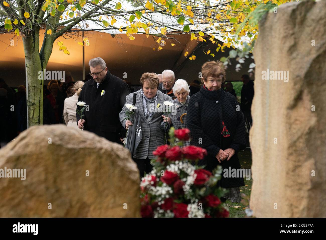 Gli ospiti deposero fiori al monumento dedicato ai veterani dei test nucleari presso il National Memorial Arboretum di Alrewas, Staffordshire. Data immagine: Lunedì 21 novembre 2022. Foto Stock