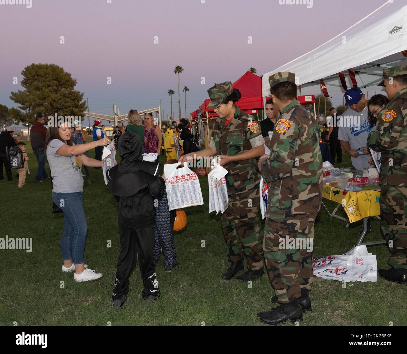 I giovani Marines con i giovani Marines territoriali partecipano alla 8th annuale Trunk or Treat presso la Stazione aerea del corpo Marino di Yuma, Arizona, 27 ottobre 2022. Questo evento è stato ospitato dai Marine Corps Community Services per famiglie di base e ha incluso decorazioni di Halloween e concorsi di costume. Foto Stock