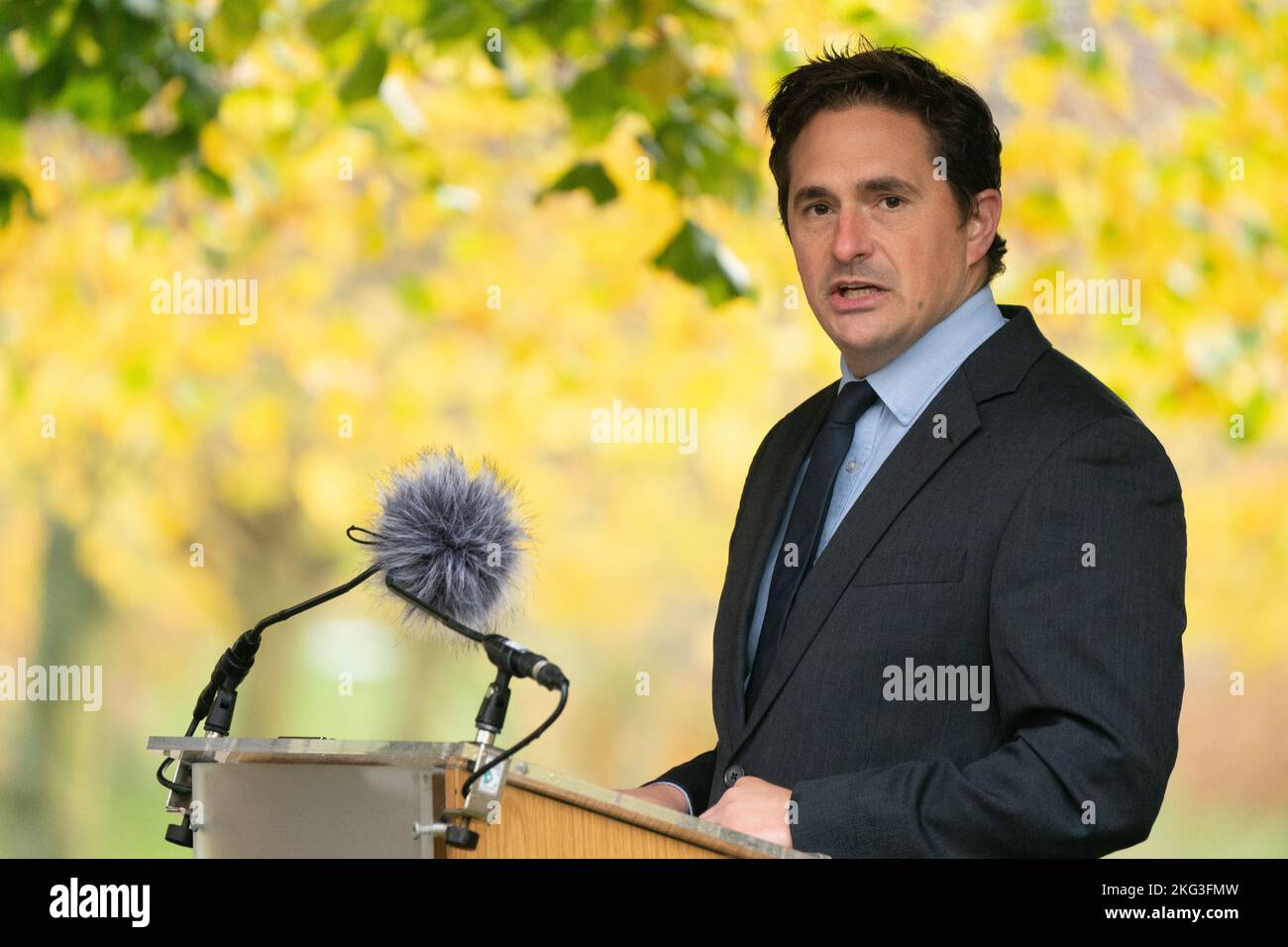 Il Ministro degli Affari dei Veterani Johnny Mercer interviene in occasione della commemorazione dei veterani di test nucleari al National Memorial Arboretum di Alrewas, Staffordshire, dopo che il primo Ministro Rishi Sunak ha annunciato che i veterani di test nucleari riceveranno una medaglia che riconosce il loro servizio. Data immagine: Lunedì 21 novembre 2022. Foto Stock