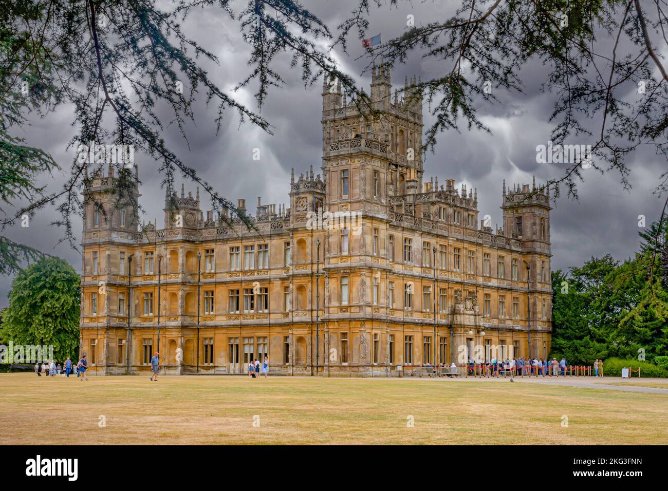 Una calda giornata estiva al tanto visitato e stupefacente Castello di Highclere in Hampshire, sede della brillante serie TV della BBC, Downton Abbey. Foto Stock