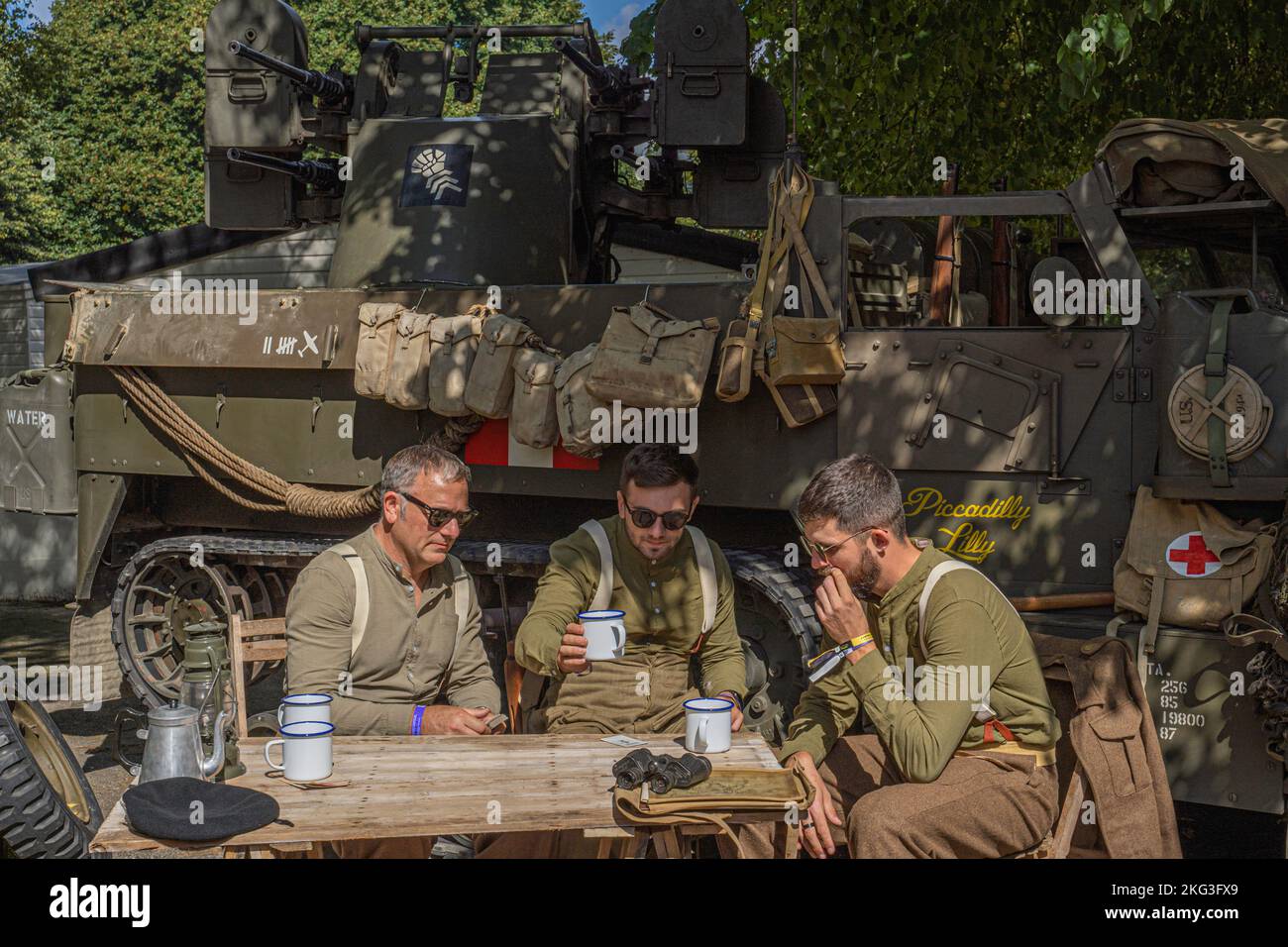 Schernire il caos dell'esercito con le persone che vestono l'esercito e impostare la scena come sarebbe stato al momento della seconda guerra mondiale. Foto Stock