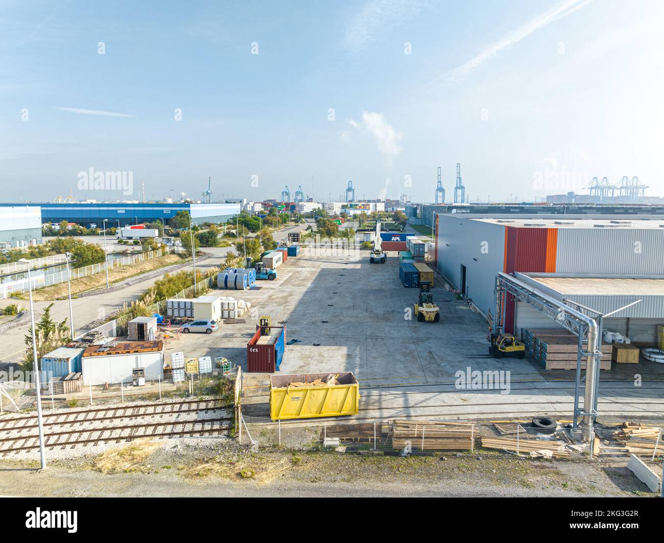 Drone shot di zona economica industriale con merce pronta per la consegna attraverso veicoli in zona esterna Foto Stock