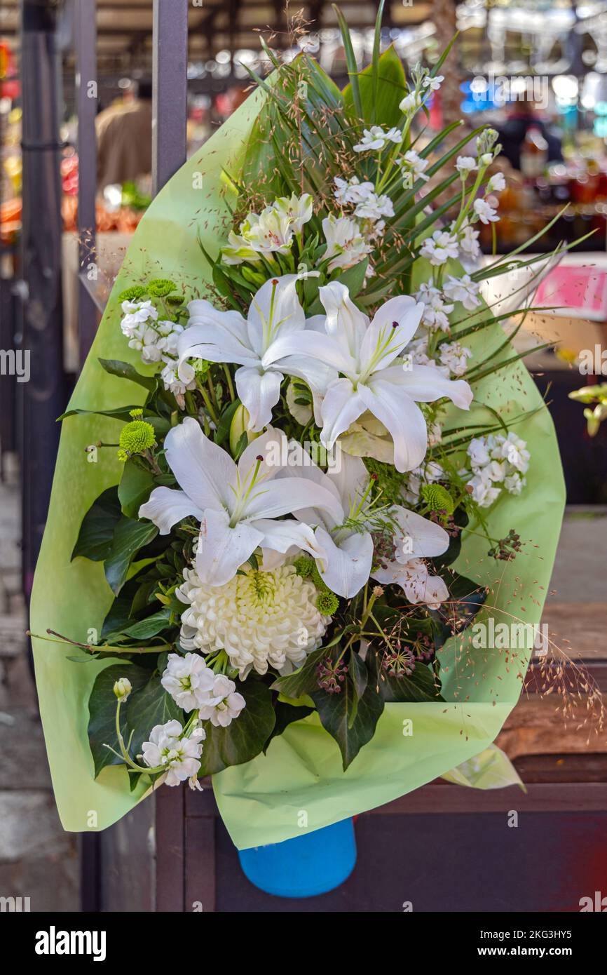 Bouquet da sposa fresco di fiori di giglio bianco Foto Stock
