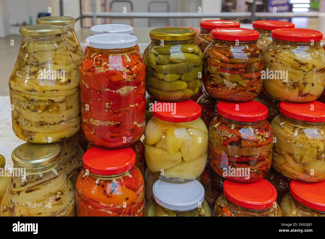 Vasetti Mason ripieni di cibi conservati per l'inverno Foto Stock
