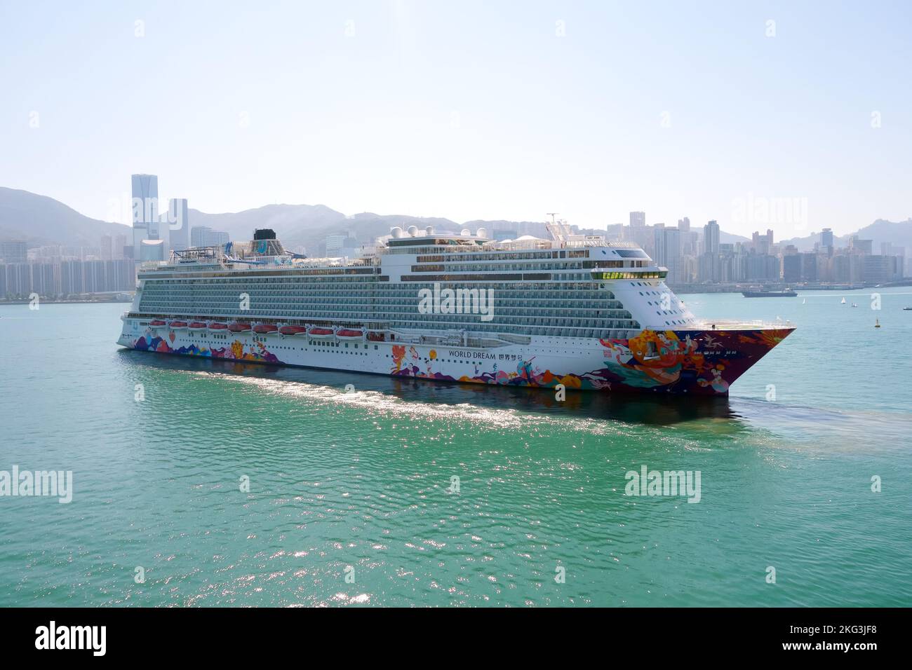 Una nave da crociera da sogno del mondo manovra a Kowloon Bay, Hong Kong, Cina, Asia Foto Stock