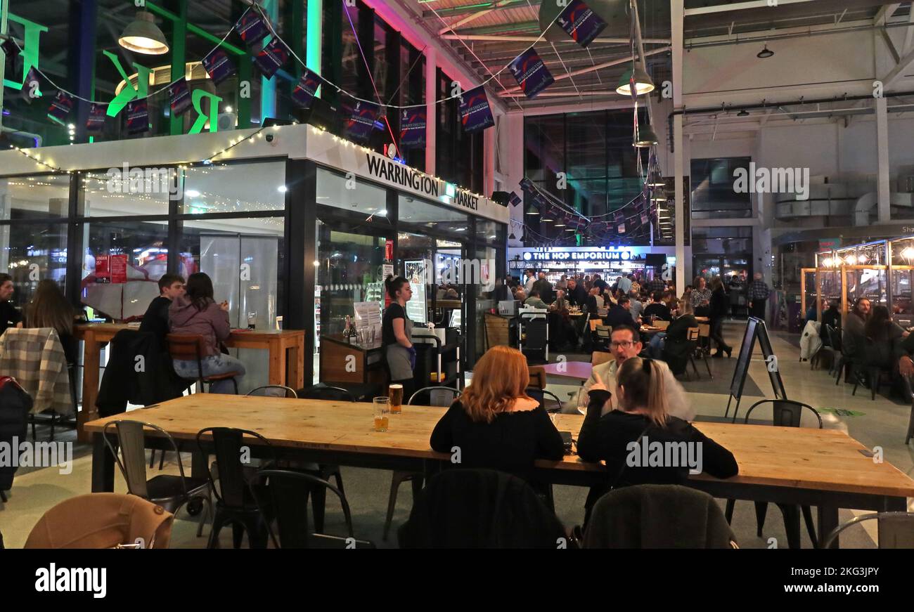 Warrington nuovo mercato bar e ristoranti di notte, Time Square, Warrington, Cheshire, Inghilterra, REGNO UNITO, WA1 2AR Foto Stock