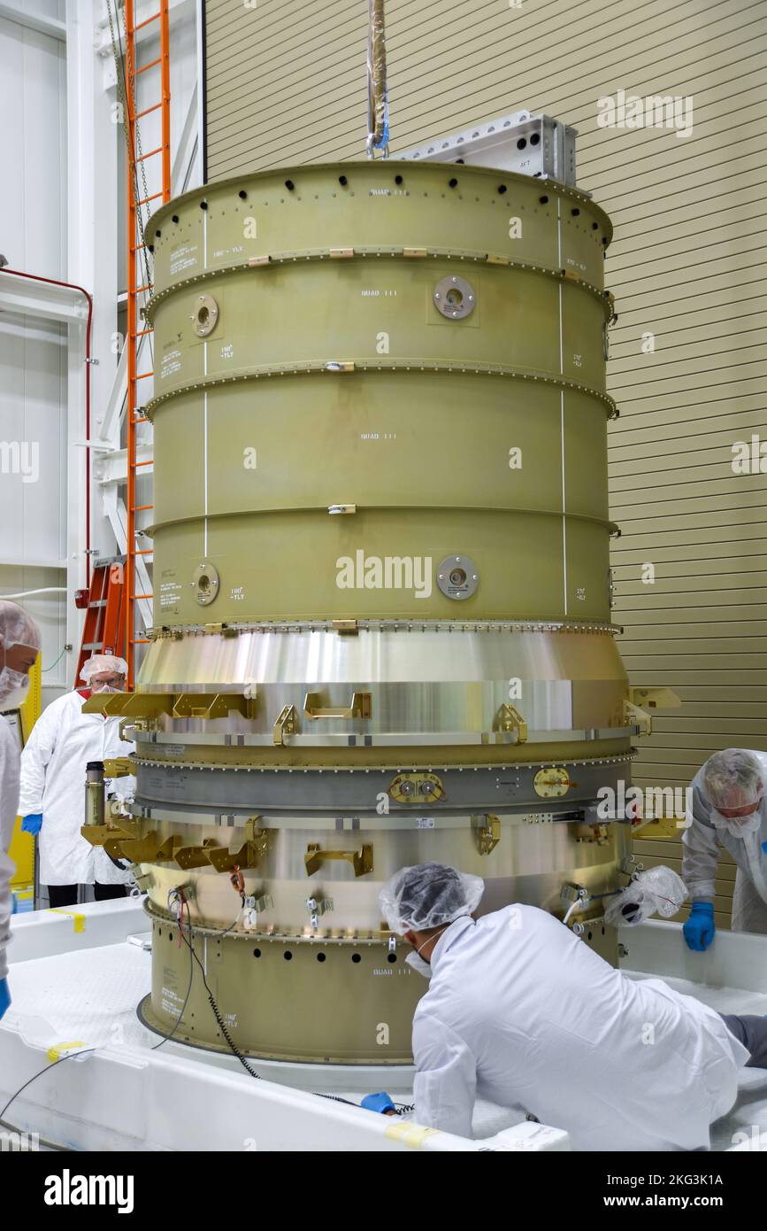 I tecnici della NASA hanno assicurato il veicolo spaziale LOFTID su un veicolo di trasporto a Vandenberg SFB il 9 settembre 2022, per i preparativi per il lancio del JPSS-2; LOFTID dimostra la tecnologia gonfiabile dello scudo termico per future missioni tra cui Mars. Foto Stock