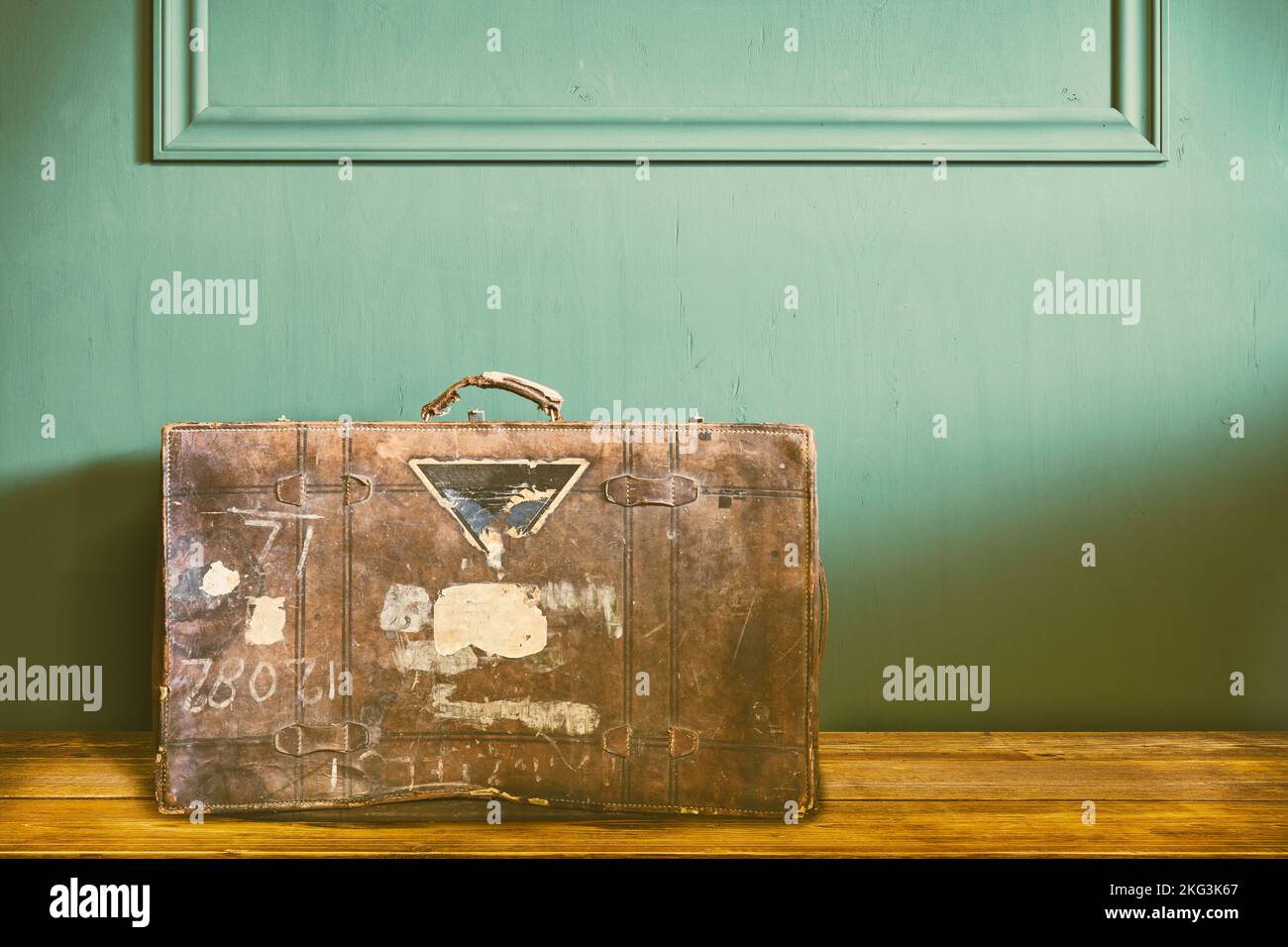 Immagine in stile retrò di una valigia da viaggio d'epoca intemperita in un vecchio soggiorno Foto Stock