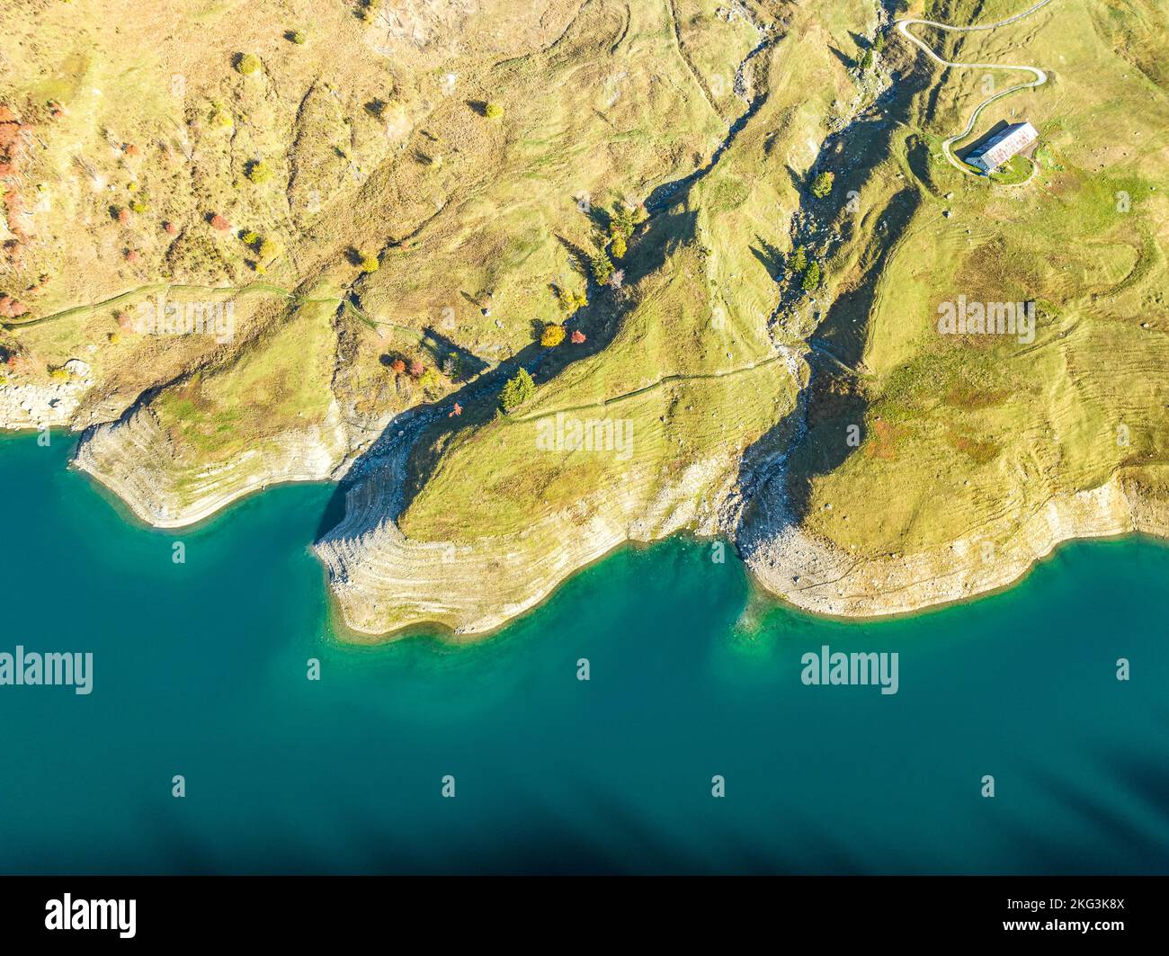 Prospettiva aerea della foresta di conifere dalla parte superiore del colpo con il lago stupefacente in Europa Francia. Foto Stock