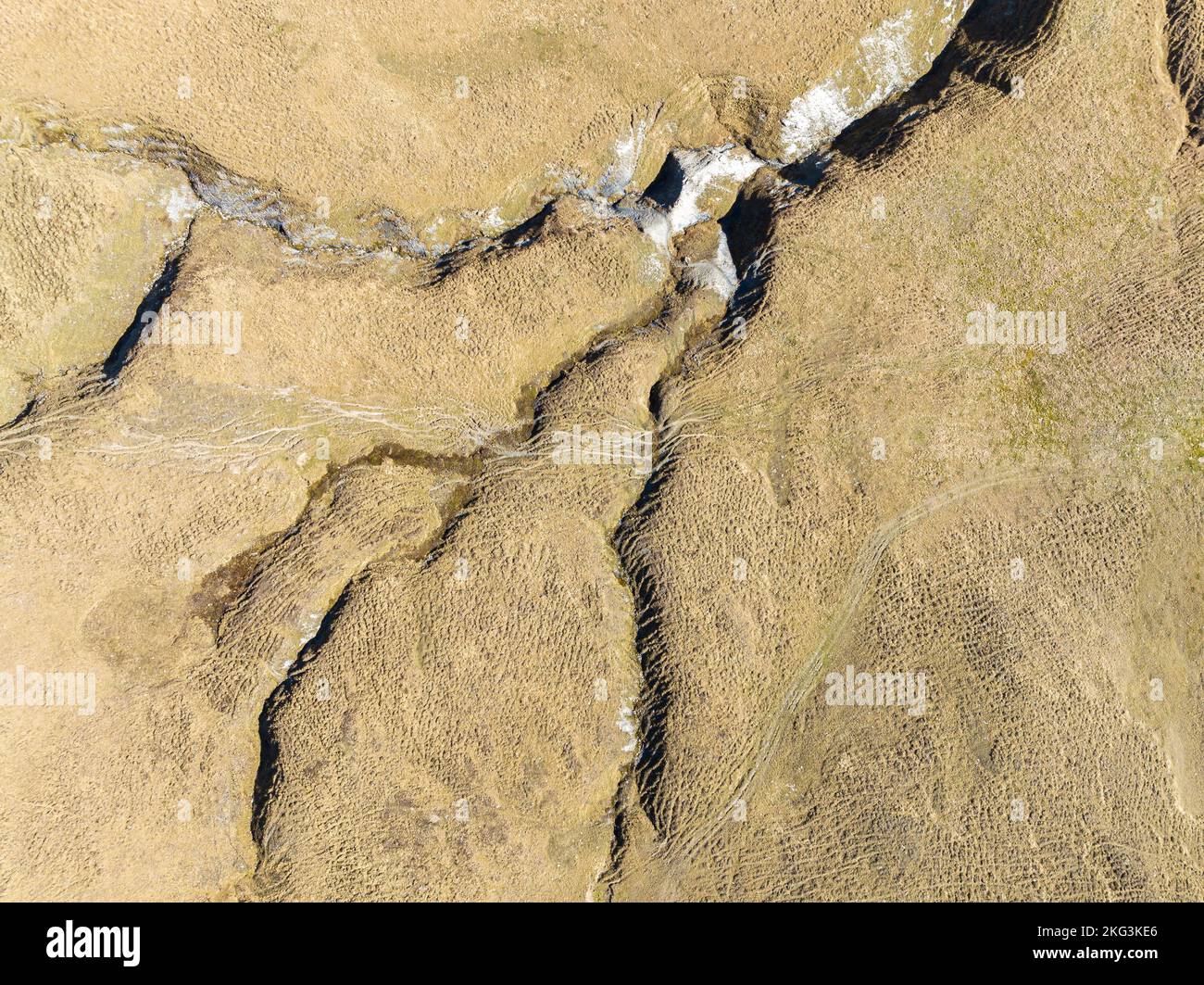 Foto dall'alto verso il basso di terreno arido con sfondo astratto in erba secca nel sud della Francia Foto Stock