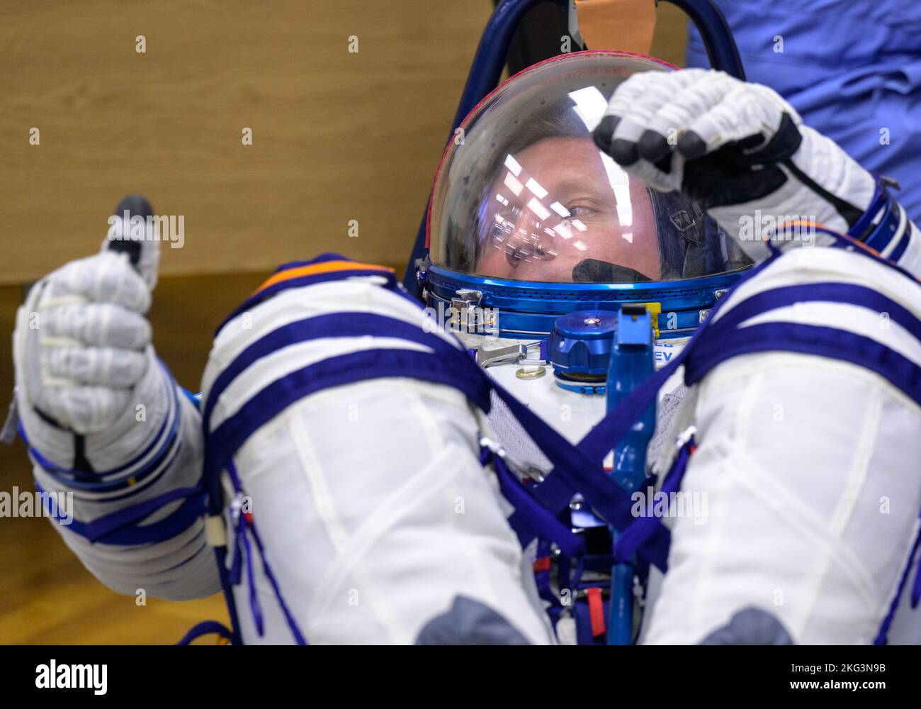 Expedition 68 Preflight. Expedition 68 cosmonaut Sergey Prokopyev di Roscosmos ha controllato la pressione del suo vestito russo Sokol mentre lui ed i compagni di squadra, Frank Rubio della NASA e Dmitri Petelin di Roscosmos, preparano per il loro lancio di navicella spaziale Soyuz MS-22, mercoledì 21 settembre 2022, a Baikonur, Kazakistan. Rubio, Prokopyev e Petelin lanciarono a bordo del razzo Soyuz dal Cosmodromo di Baikonur per una missione sulla Stazione spaziale Internazionale. Foto Stock