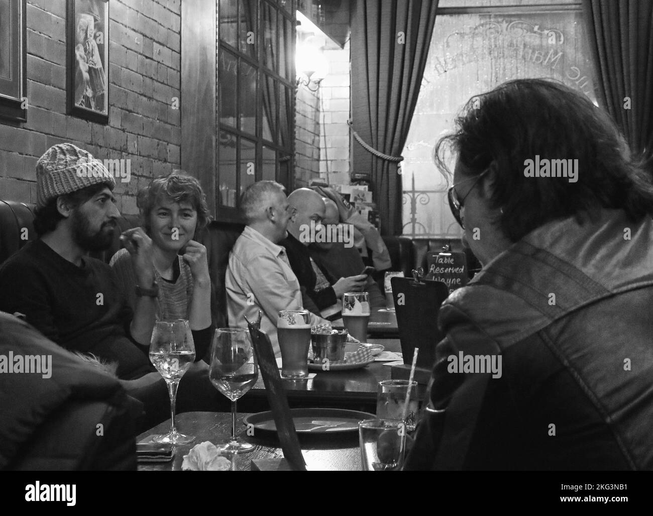 The Marble Arch Inn, 73 Rochdale Rd, Manchester, Inghilterra, UK, M4 4HY - bevitori che godono di vere birre artigianali locali Foto Stock