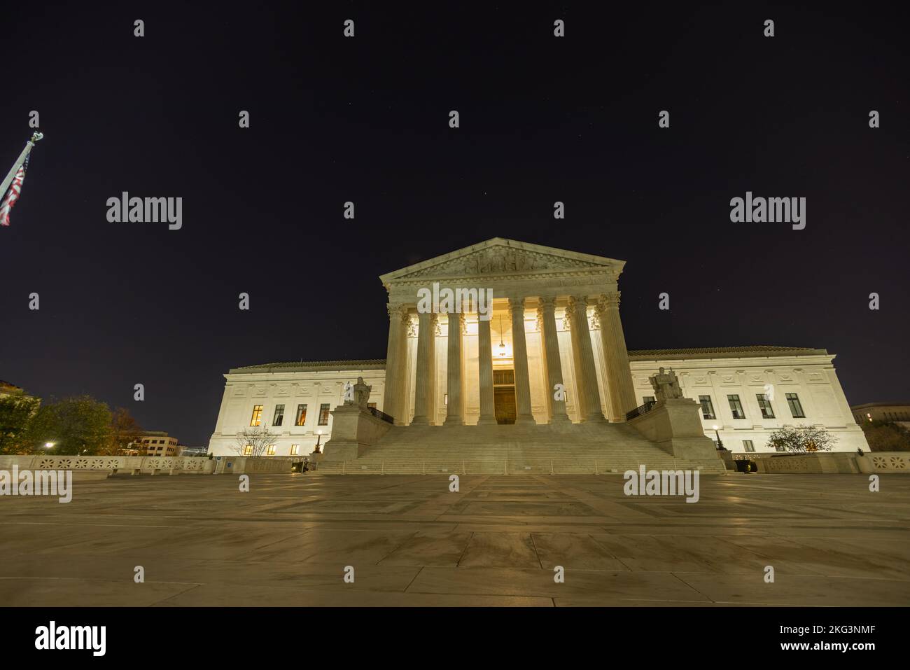 Stelle deboli nel cielo sopra il palazzo della Corte Suprema degli Stati Uniti a Capitol Hill a Washington, D.C. in una serata di tardo autunno. Scatto ultra ampio Foto Stock