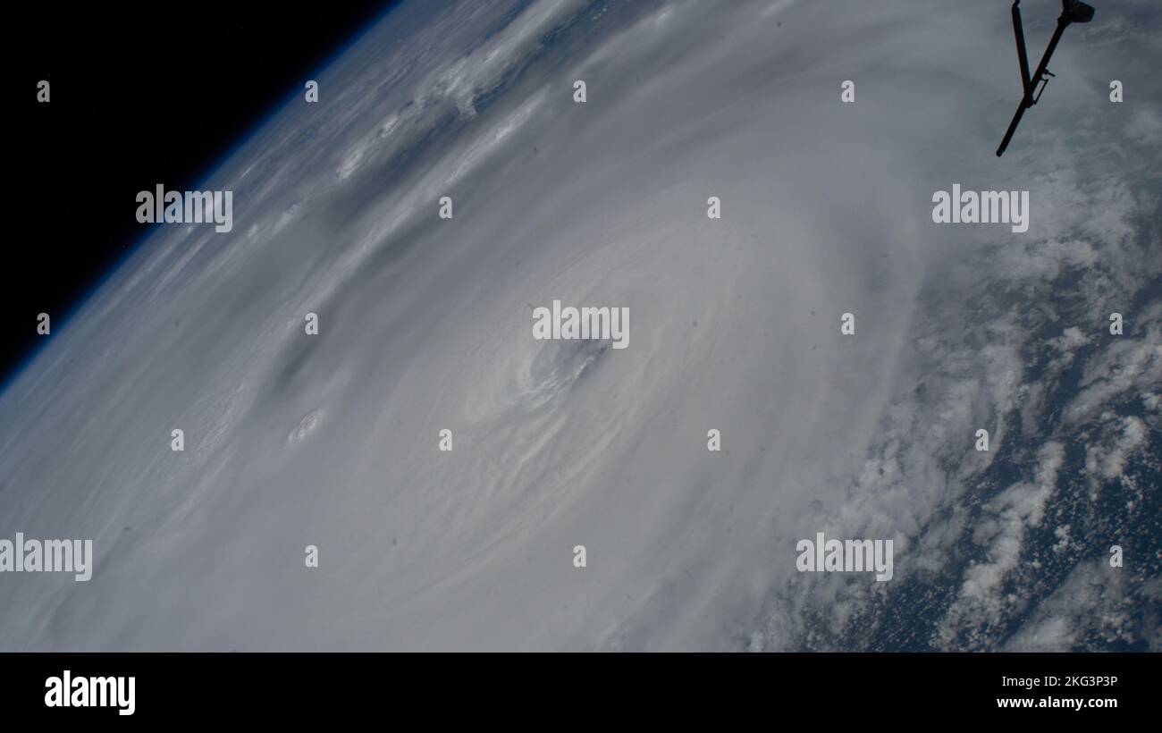 . Iss067e382118 (sett. 28, 2022) --- l'uragano Ian è raffigurato avvicinandosi alla costa occidentale della Florida come una tempesta di categoria 4. La Stazione spaziale Internazionale stava orbitando 259 miglia sopra il Golfo del Messico al momento di questa fotografia. Foto Stock