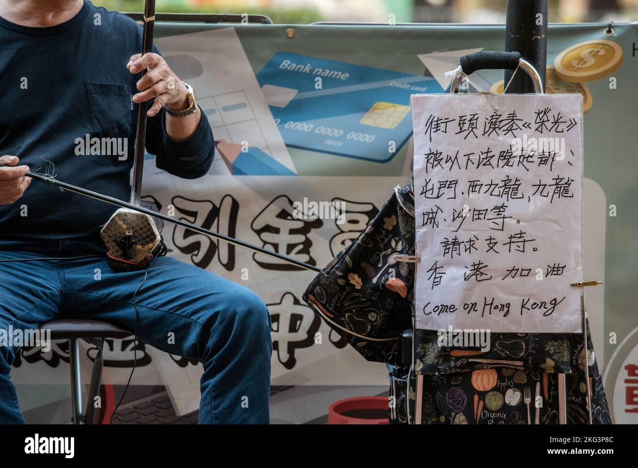 Hong Kong, Cina. 19th Nov 2022. Un musicista suona 'Glory to Hong Kong' e 'Do You Here the People Sing?' Su un erhu di fronte alla Stazione di Quarry Bay a Hong Kong. "Glory to Hong Kong”, considerato un inno non ufficiale delle proteste a favore della democrazia del 2019, ha fatto notizia ultimamente perché è stato scambiato per l'inno nazionale cinese in occasione di numerosi eventi internazionali di rugby. A Hong Kong, permangono dubbi circa la legalità di suonare o di eseguire questa canzone in pubblico ai sensi della legge sulla sicurezza nazionale. Credit: SOPA Images Limited/Alamy Live News Foto Stock