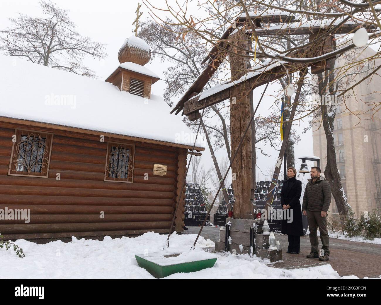 Kiev, Ucraina. 21st Nov 2022. Il presidente ucraino Volodymyr Zelenskyy, e la prima Signora Olena Zelenska stanno per un momento di silenzio nel vicolo degli Eroi del Celeste cento in onore dei caduti nella rivoluzione della dignità, 21 novembre 2022 a Kyiv, Ucraina. Credit: Presidenza Ucraina/Ufficio stampa presidenziale Ucraina/Alamy Live News Foto Stock