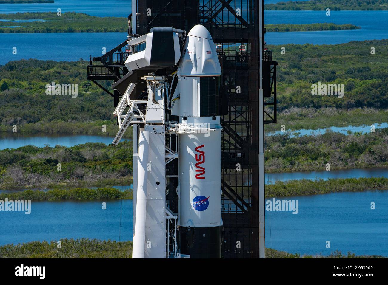 Falcon 9 con Dragon Endurance è verticale al Kennedy Space Center LC-39A il 1° ottobre 2022, davanti all'equipaggio-5. L'equipaggio include gli astronauti della NASA Nicole Mann e Josh Cassada, l'astronauta JAXA Koichi Wakata e la cosmonauta Roscosmos Anna Kikina, lanciati alla ISS per una missione scientifica come parte del Commercial Crew Program della NASA il 5 ottobre. Foto Stock