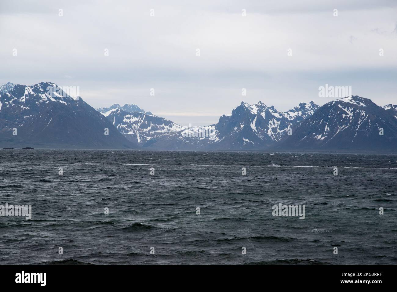 Vista sulla tempesta di Hadselfjorden dall'isola di Hadseløya a Austvågøya, che è una grande istland Lofoten nel Mare di Norvegia. Foto Stock