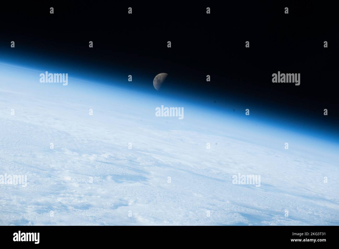 Il primo quarto di Luna è stato osservato ambientarsi sotto l'orizzonte terrestre dalla ISS orbitando a 267 miglia sopra l'Oceano Indiano ad ovest della Tasmania il 2 ottobre 2022. Foto Stock