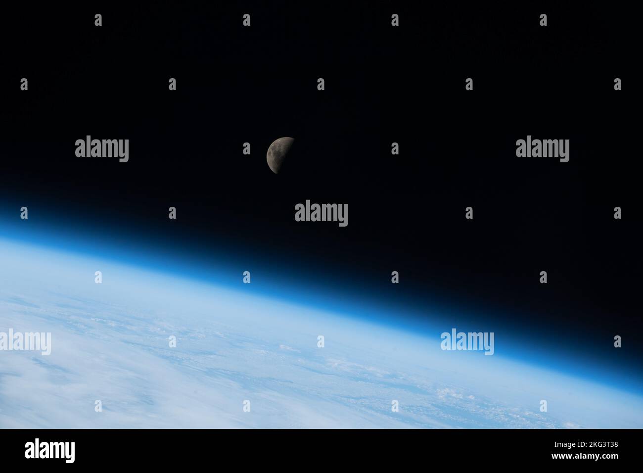 . Iss068e007201 (ott 2, 2022) --- il primo Quarter Moon è raffigurato sopra l'orizzonte della Terra mentre la Stazione spaziale Internazionale orbitava 268 miglia sopra l'Oceano Indiano a sud dell'Australia. Foto Stock