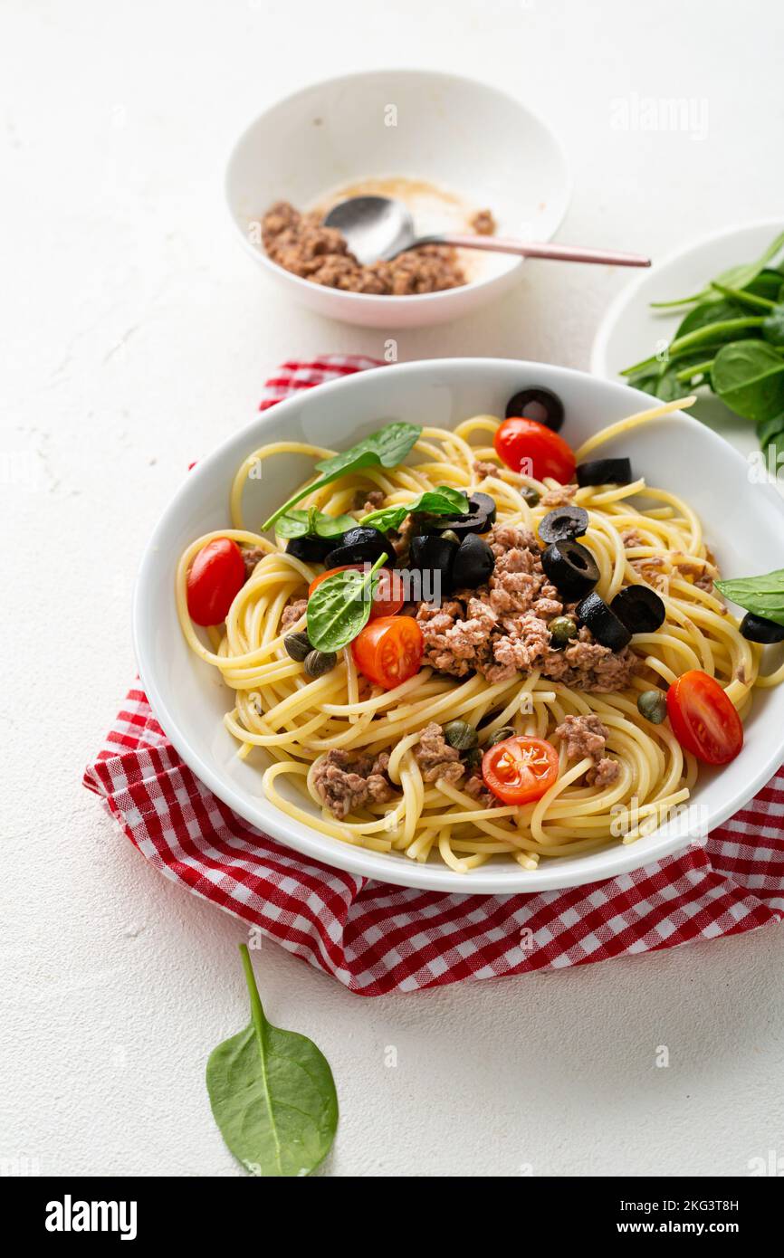 Primo piano di spaghetti di tonno in scatola di cibo pomodoro balsamo oliva Foto Stock