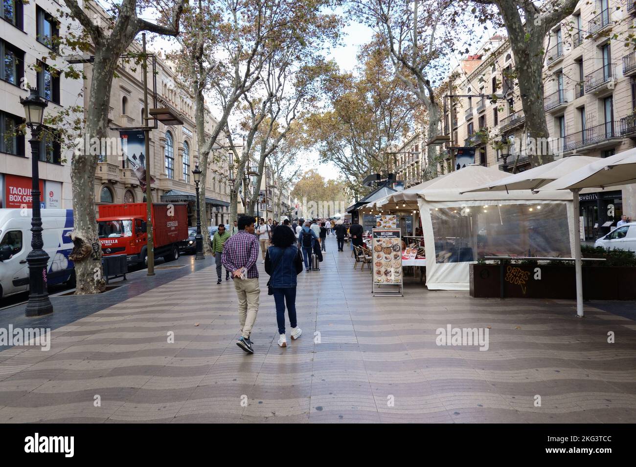 Turisti che camminano lungo la Rambla, Barcellona Foto Stock
