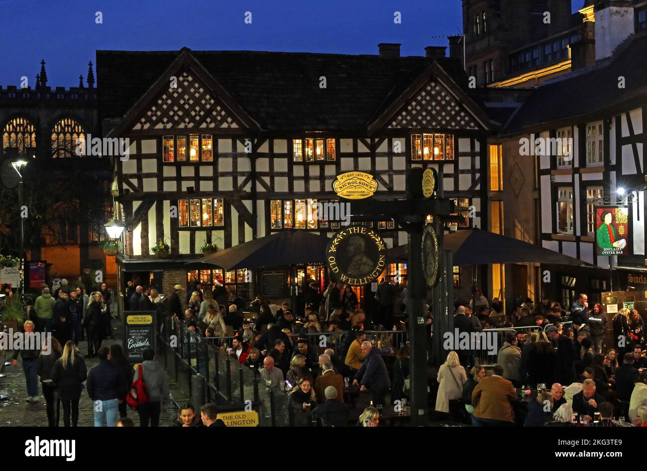 The Old Wellington Inn and Sinclairs Oyster House, al tramonto, 4 Cathedral Gates, Manchester, Greater Manchester, M3 1SW Foto Stock