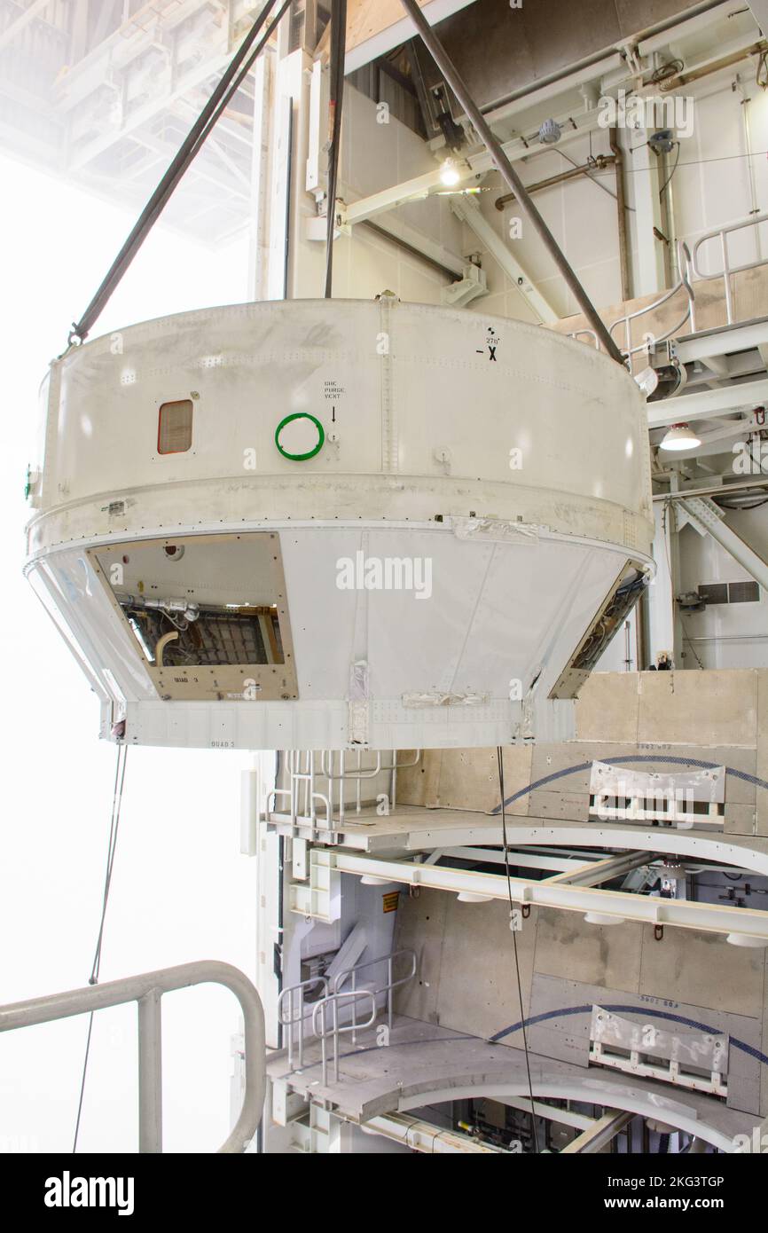 JPSS-2 trasporto di coda in barca e Mate. I tecnici abbassano la nave dell'atlante V della United Launch Alliance (ULA) sul palcoscenico superiore del razzo Centaur all'interno della struttura di integrazione verticale della base spaziale di Vandenberg in California il 4 ottobre 2022, per la missione della NOAA (National Oceanic and Atmospheric Administration) e Joint Polar satellite System-2 (JPSS-2) della NASA. La chiocciola è il pezzo di collegamento dell'hardware di volo che unisce lo stadio superiore Atlas V con la carenatura del carico utile, l'involucro protettivo che circonda il satellite JPSS-2. Una volta che la carenatura del carico utile arriva al VIF, le squadre wil Foto Stock